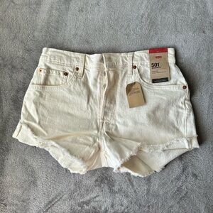 NWT Levi 501 distressed cream shorts size 28